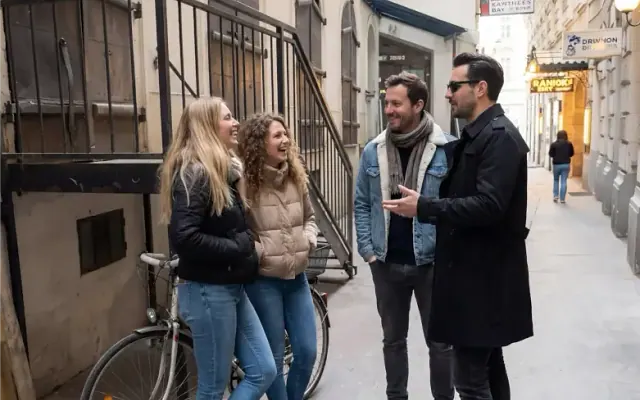An informant meets the team in a Viennese alley