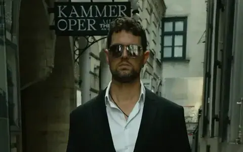 Agent in sunglasses outside the Kammeroper in Vienna